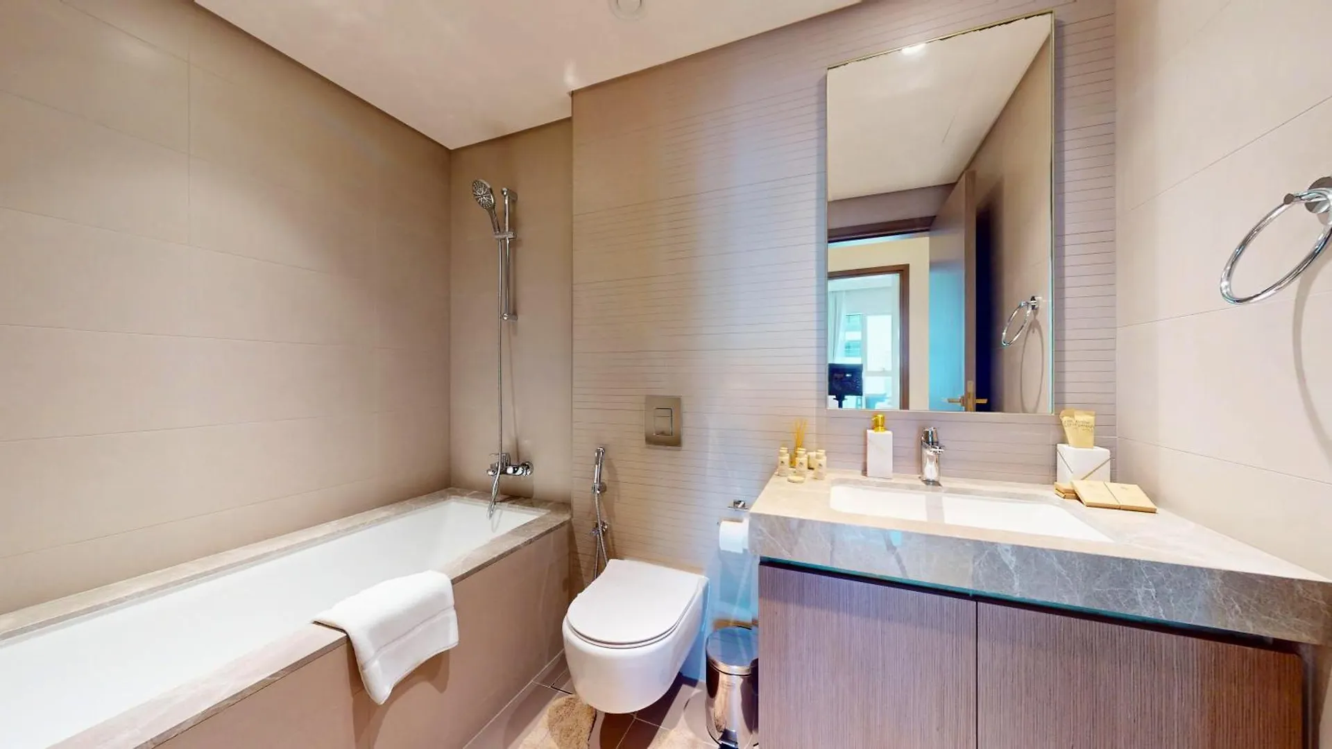 2Br With Private Beach Access In Dubai Harbour Apartment